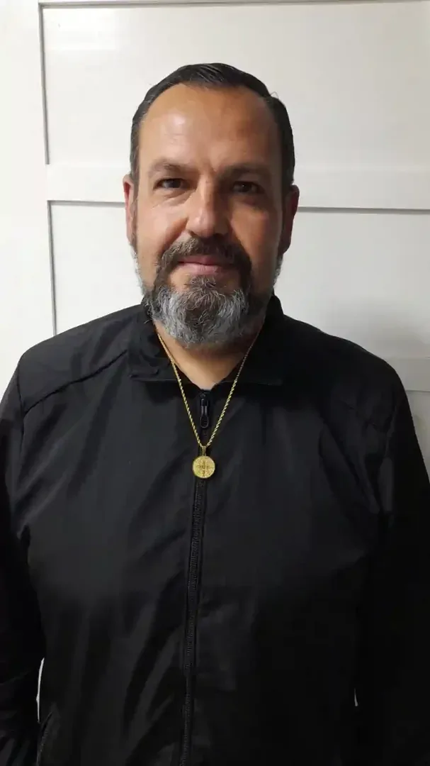 Eduardo com o colar de São Bento